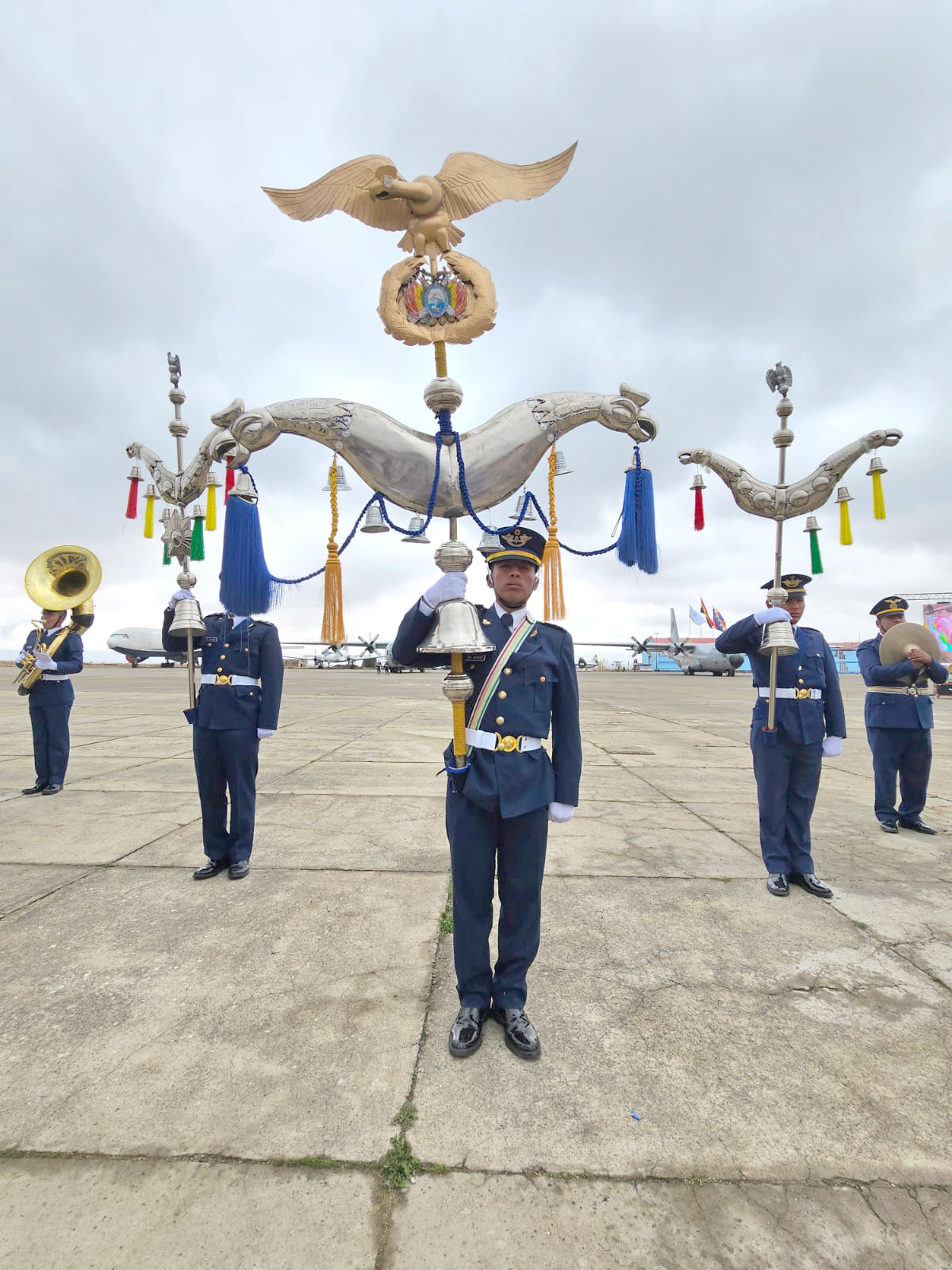 En el 102 aniversario de la Aviación Militar y la FAB, el Presidente Arce resaltó el papel de la entidad como pilar de integración, apoyo en situaciones de desastre y forjador de futuras generaciones